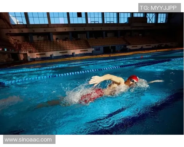 激烈对决泳池边选手奋力拼搏泳技比拼见证速度与力量的巅峰较量